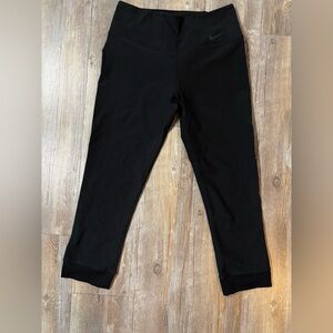 Nike women’s ankle length Black Leggings